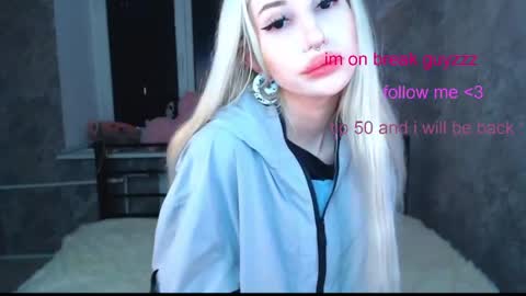 Snapshot of alison_moonlight chatting on May 2026 03:18:01 PM Alison online show from May 2026 03:18:01 PM