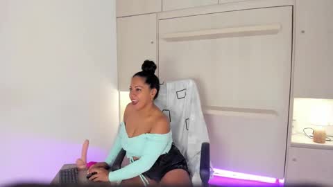 Snapshot of alliebennet chatting on February 2026 07:35:01 PM ALISON online show from February 2026 07:35:01 PM