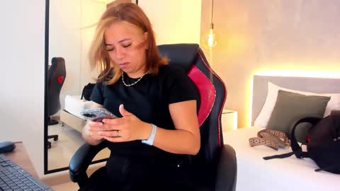 ALMA FENIX  online show from November 2025 12:27:01 PM