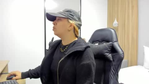 ALMA FENIX  online show from December 2025 12:23:02 PM