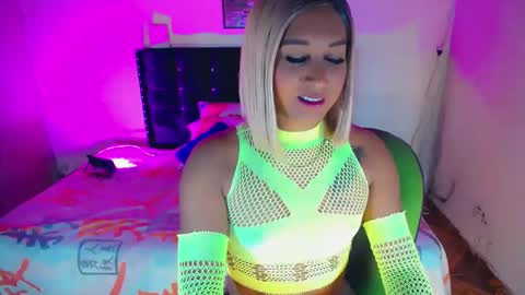 Snapshot of alondragill_ chatting on June 2026 03:40:01 AM alondragill_ online show from June 2026 03:40:01 AM