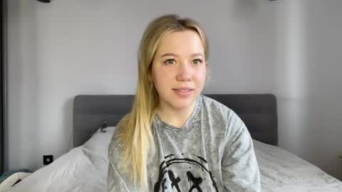 Snapshot of alyrasun chatting on April 2026 05:57:01 AM Al online show from April 2026 05:57:01 AM