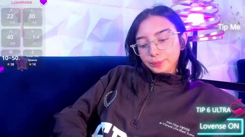 Snapshot of alys_molly chatting on December 2024 05:22:01 PM sopie online show from December 2024 05:22:01 PM