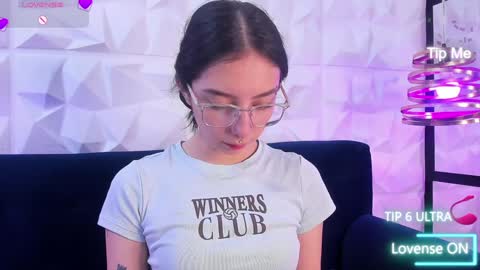 Snapshot of alys_molly chatting on December 2024 11:15:02 AM sopie online show from December 2024 11:15:02 AM