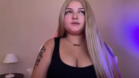 Snapshot of amandhaaa chatting on March 2025 11:42:02 PM Amandha online show from March 2025 11:42:02 PM