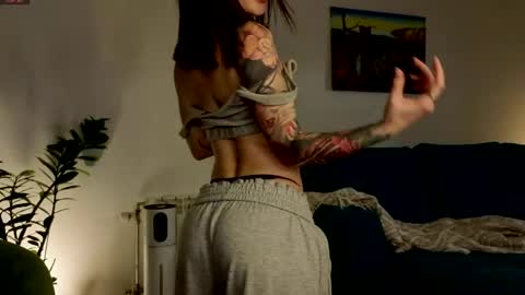 Moon inst 4mbientmoon online show from April 2026 07:58:02 PM