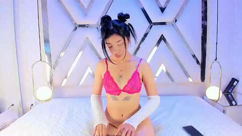 AMELIA TREVICOTT  online show from December 2025 04:50:02 AM