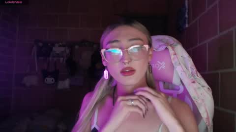 Snapshot of andrea_camila chatting on May 2026 03:15:02 AM Andrea online show from May 2026 03:15:02 AM