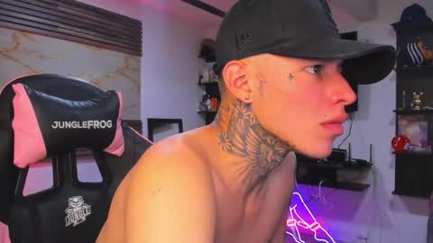 Snapshot of andrees_s chatting on November 2025 02:20:01 AM andrees_s online show from November 2025 02:20:01 AM