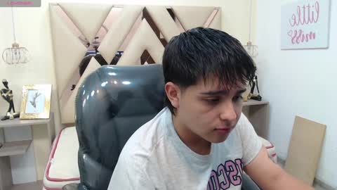 Snapshot of andrewsmile_ chatting on February 2025 12:00:01 PM ANDREW online show from February 2025 12:00:01 PM