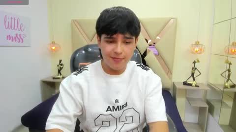 Snapshot of andrewsmile_ chatting on April 2026 01:37:02 PM ANDREW online show from April 2026 01:37:02 PM