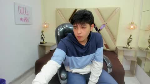 Snapshot of andrewsmile_ chatting on April 2026 12:22:01 PM ANDREW online show from April 2026 12:22:01 PM