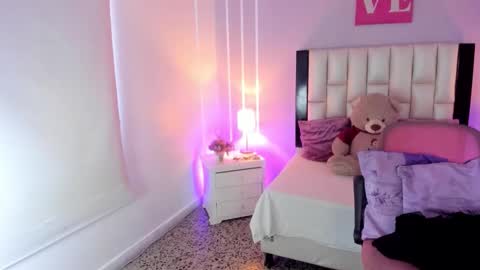 Andrea online show from November 2025 01:00:02 PM