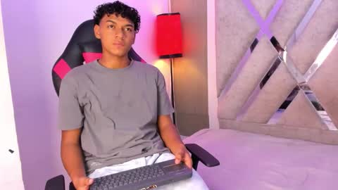 andy_jones7 online show from October 2025 04:00:02 AM