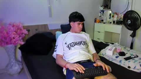 andy_wood1 online show from June 2026 12:11:01 PM