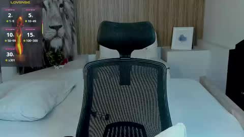 Snapshot of andywiills chatting on December 2025 09:54:01 PM Andy online show from December 2025 09:54:01 PM