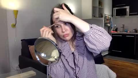 Angela online show from November 2025 08:00:01 PM