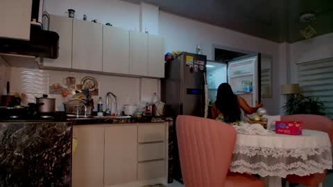 laura  online show from April 2026 02:05:01 AM