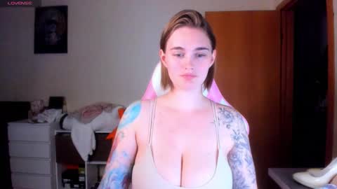 Snapshot of annaroading chatting on October 2025 09:01:01 PM AnnaRoading online show from October 2025 09:01:01 PM