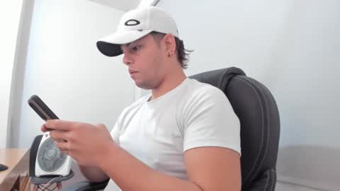 Snapshot of anndyhardy11 chatting on January 2025 01:11:01 PM Anndy Hardy online show from January 2025 01:11:01 PM