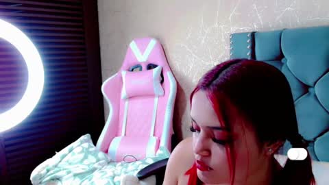 Snapshot of anne_julienne chatting on January 2025 12:00:01 AM online show from January 2025 12:00:01 AM