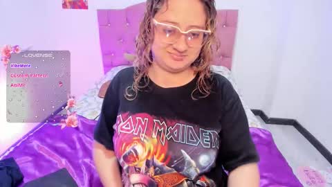 Snapshot of annie_bigboobs_ chatting on November 2025 08:53:01 PM Ana Bolena independent model online show from November 2025 08:53:01 PM