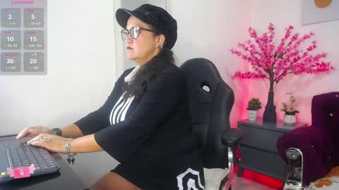 annie_carterr_ online show from May 2026 12:25:02 PM