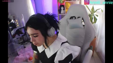 Snapshot of annie_snow_ chatting on April 2026 10:33:01 PM JEANNE no olvides seguirme dont forget follow me uu online show from April 2026 10:33:01 PM