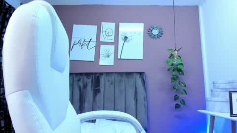 anniemayerx online show from December 2024 01:24:02 PM