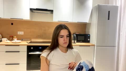 Snapshot of annisguion chatting on October 2025 02:19:01 PM Leila Bruno online show from October 2025 02:19:01 PM