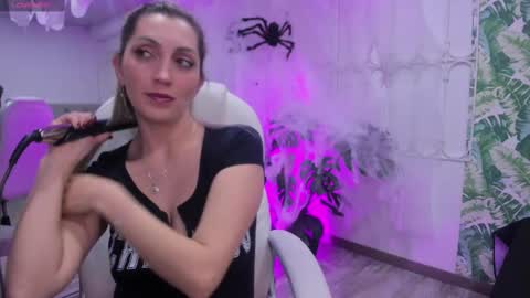 Anny online show from October 2025 12:45:02 PM