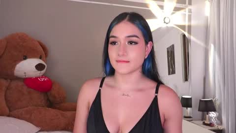 Snapshot of annyhizzle chatting on November 2025 02:33:01 AM online show from November 2025 02:33:01 AM