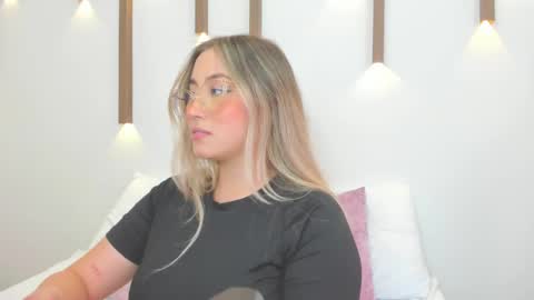 A N T O N E L L A  online show from February 2025 03:40:01 PM