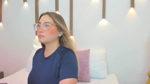 A N T O N E L L A  online show from February 2025 12:01:02 PM