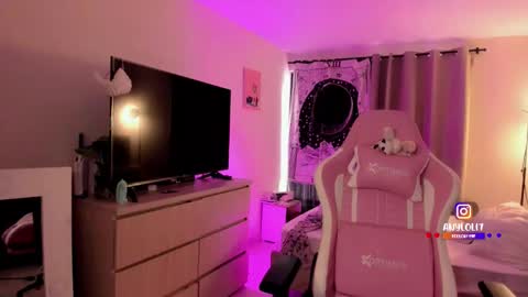   Independent model  online show from November 2025 06:18:02 PM