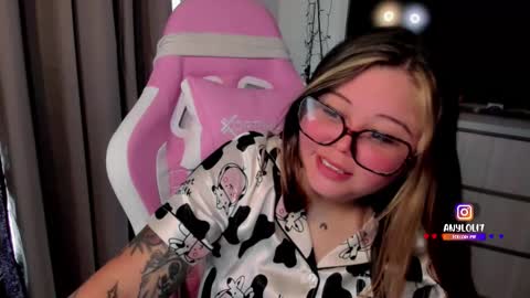   Independent model  online show from January 2026 04:10:01 PM