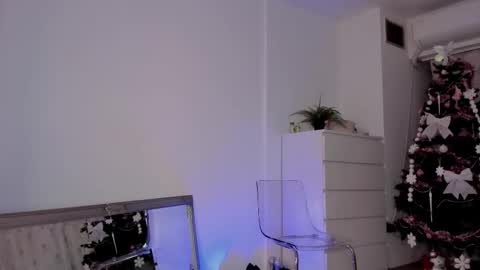 Laura online show from November 2025 06:43:02 PM