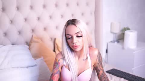 Snapshot of aprilhadid chatting on July 2026 05:22:01 PM Laura online show from July 2026 05:22:01 PM