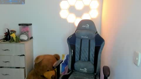 aqua emilly online show from October 2025 11:03:02 PM