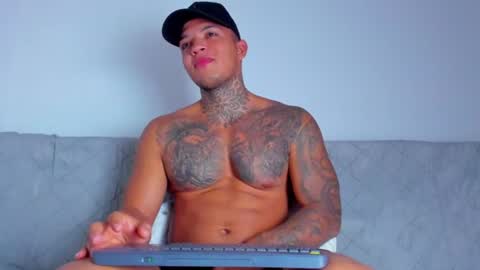Snapshot of aquiles_elpapi chatting on July 2026 10:32:02 AM AquilesElpapi online show from July 2026 10:32:02 AM