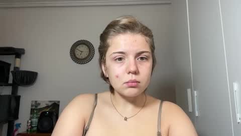 Snapshot of ari_crystal chatting on February 2026 04:47:02 PM ari_crystal online show from February 2026 04:47:02 PM