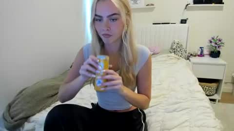 Snapshot of ariah_is_blonde chatting on June 2026 08:02:01 PM Ariah online show from June 2026 08:02:01 PM