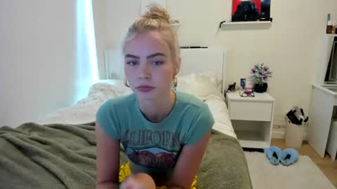 Snapshot of ariah_is_blonde chatting on June 2026 07:20:01 PM Ariah online show from June 2026 07:20:01 PM