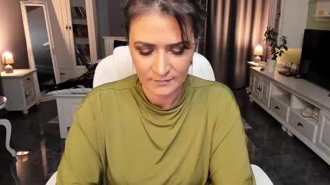 Ana online show from October 2025 06:37:01 PM