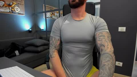 Snapshot of arongrant chatting on February 2025 09:03:01 AM AronGrant online show from February 2025 09:03:01 AM