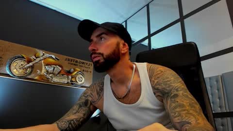 Snapshot of arongrant chatting on October 2025 09:33:01 AM AronGrant online show from October 2025 09:33:01 AM