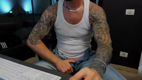 Snapshot of arongrant chatting on November 2025 10:36:02 AM AronGrant online show from November 2025 10:36:02 AM