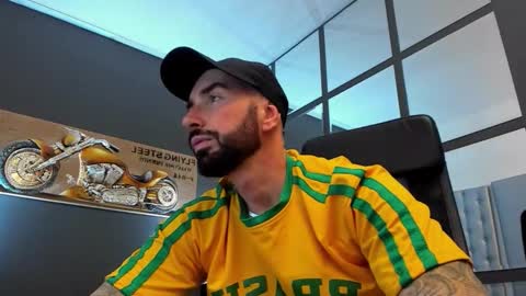 Snapshot of arongrant chatting on November 2025 12:16:02 PM AronGrant online show from November 2025 12:16:02 PM