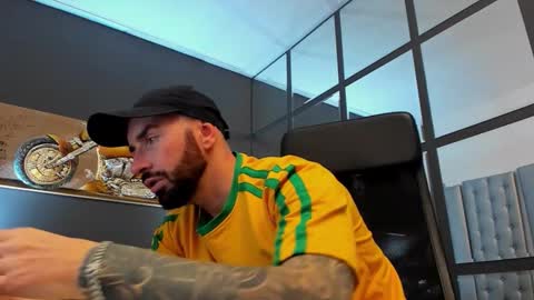 Snapshot of arongrant chatting on November 2025 09:39:01 AM AronGrant online show from November 2025 09:39:01 AM