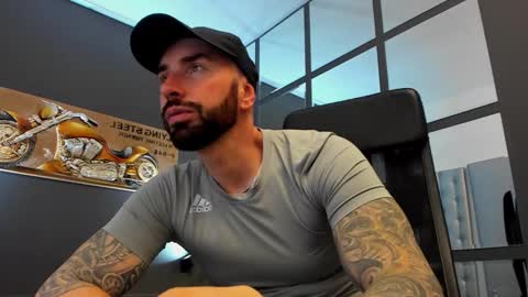 Snapshot of arongrant chatting on November 2025 10:10:02 AM AronGrant online show from November 2025 10:10:02 AM